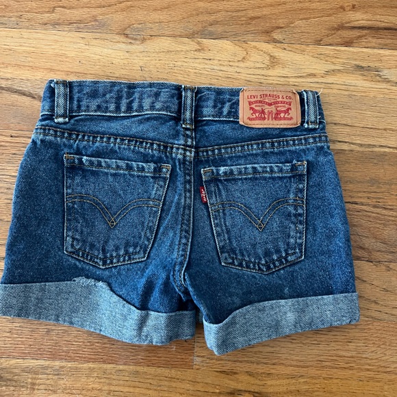 Girls Levi’s shorts - Picture 2 of 2